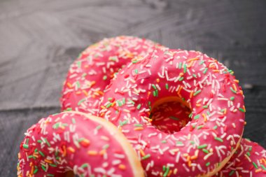 Dondurulmuş donutlar, kırsal ahşap üzerinde tatlı tatlılar. 