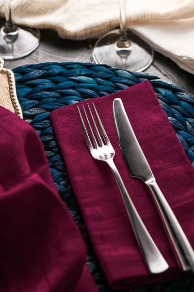 Ajuste de mesa de vacaciones con servilleta púrpura y cubiertos de plata, foo — Foto de Stock