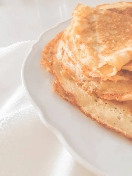 Äkta mat, tunna hemmagjorda pannkakor på marmorbord backgroun — Stockfoto