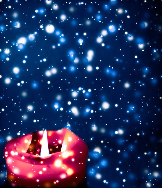 Red Holiday Candle på Blue Sparkling snöar bakgrund, lyx — Stockfoto