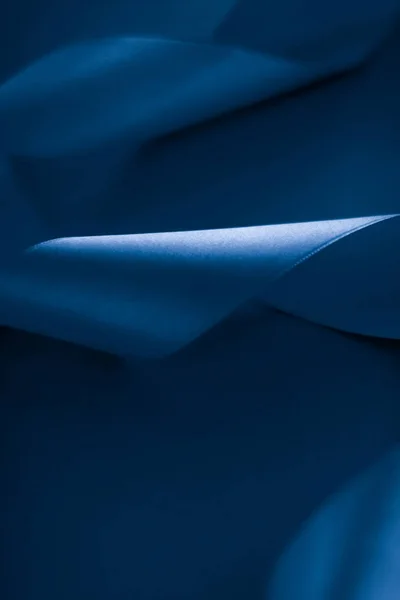 Cinta de seda abstracta sobre fondo azul real, lujo exclusivo — Foto de Stock