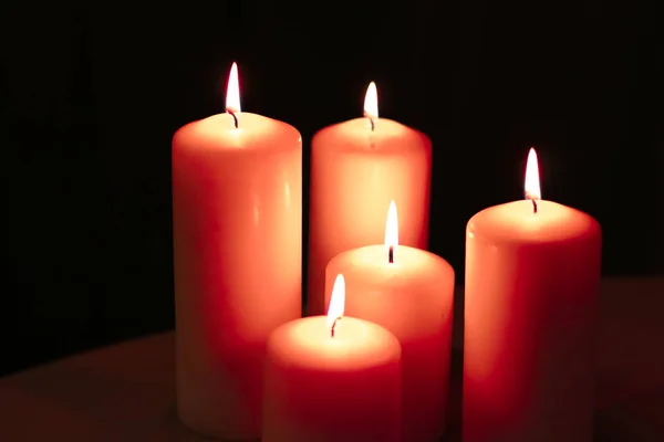 Aromatické oranžové květinové svíčky nastavit v noci, Vánoce, Nový rok — Stock fotografie