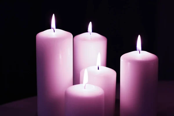 Ароматические фиолетовые цветочные свечи, установленные ночью, на Рождество, Новый год — стоковое фото