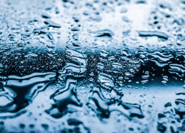 Su dokusu soyut arkaplan, su damlaları mavi cam üzerine s