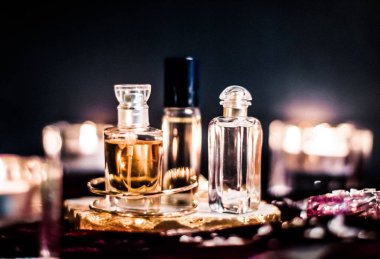 Parfüm şişeleri ve gece kaliteli koku, aroma kokusu, fra