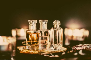 Parfüm şişeleri ve gece kaliteli koku, aroma kokusu, fra
