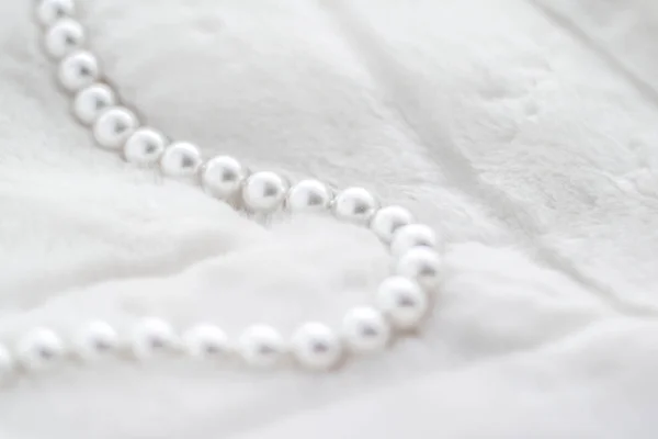 Bijoux de vacances d'hiver mode, collier de perles sur la fourrure backgrou — Photo
