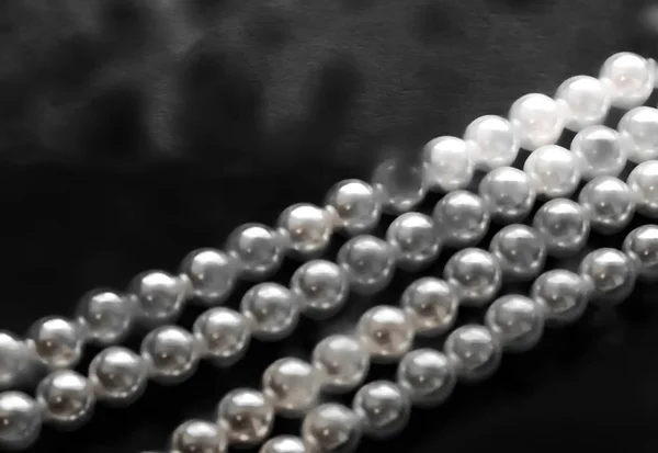 Bigiotteria costiera moda, collana di perle sotto acqua nera indietro — Foto Stock