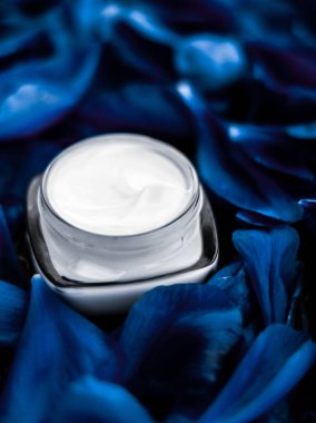 Mavi çiçek çantasındaki yüz derisi için lüks yüz kremi nemlendiricisi