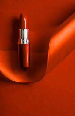 Turuncu tatil arka planında lüks ruj ve ipek kurdele, anne.