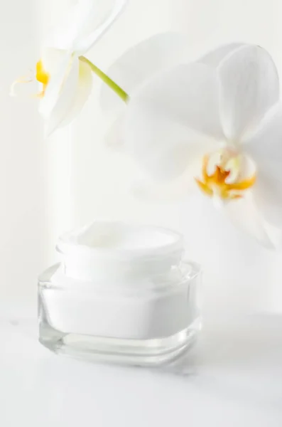 Arc krém hidratáló üveg és orchidea virág, hidratáló bőr — Stock Fotó