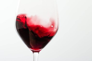 Bir kadeh kırmızı şarap, lüks tadımlık etkinlikte içki.