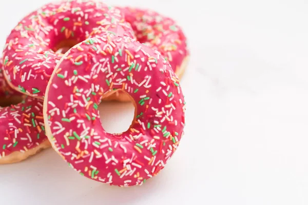 Donuts polvilhados fosco, sobremesa doce na mesa de mármore b — Fotografia de Stock