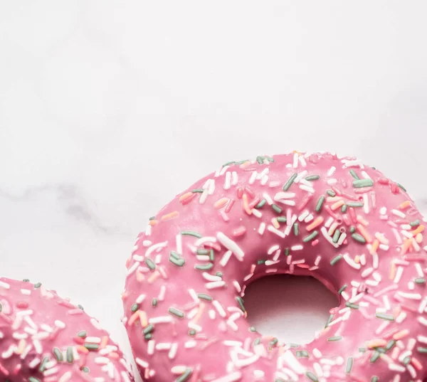 Milchig bestreute Donuts, süßes Gebäck Dessert auf Marmortisch — Stockfoto