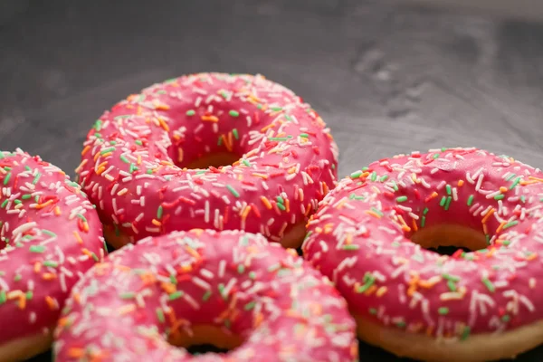 Milchbestreute Donuts, süßes Gebäck-Dessert auf rustikalem Holz — Stockfoto