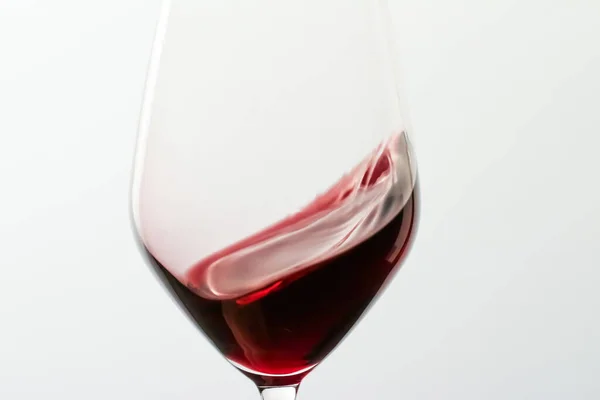 Sklenice červeného vína, nalévání nápoje na luxusní akci — Stock fotografie