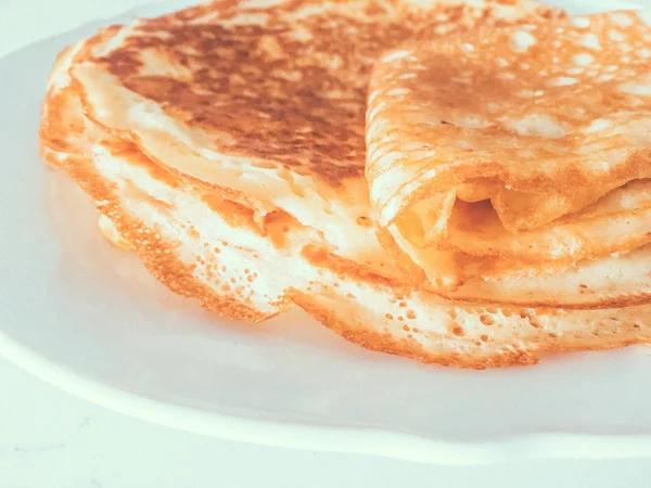 Auténtica comida, panqueques caseros finos sobre fondo de mesa de mármol —  Fotos de Stock