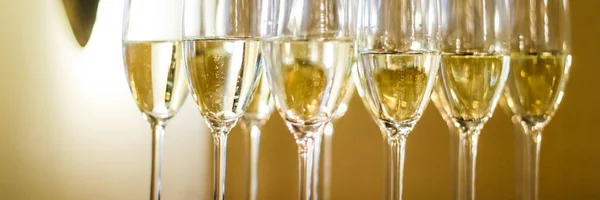 Glasses of champagne and sparkling wine served on a tray during — Stockfoto