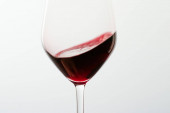 Vinařství, na zdraví a vinařství koncept - Sklenice červeného vína, nalévání nápoje na luxusní prázdninové degustační akci, kontrola kvality stříkající tekuté pohybové zázemí pro enologii nebo prémiové vinařství značka