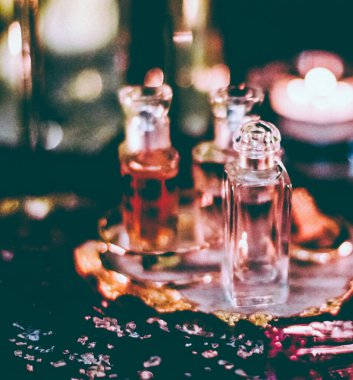 Parfüm, kozmetik markalaştırma ve spa konsepti - parfüm şişeleri ve gece kaliteli koku, aroma kokusu, mis kokulu kozmetik ve lüks güzellik markası olarak eau de toilette, tatil moda parfümü tasarımı
