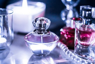 Parfüm, kozmetik markalaştırma ve lüks konsept - Parfüm şişesi ve gece gösteriş masasındaki eski parfüm, inci mücevherler ve parfüm bayram hediyesi, lüks güzellik markası.
