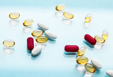 İlaç, markalaşma ve laboratuvar konsepti - diyet beslenme için haplar ve kapsüller, yaşlanmayı önleyen güzellik malzemeleri, probiyotik ilaçlar, ilaç ve sağlık ürünleri olarak hap vitaminleri, eczane marka arka plan