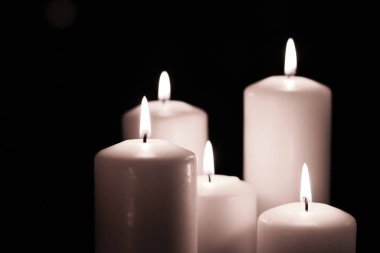 Dekorasyon, markalaşma ve spa konsepti - Gece ayarlanmış beyaz yasemin mumlar, Noel, yeni yıl ve tatil geçmişi, Sevgililer Günü lüks ev dekorasyonu ve tatil sezonu marka tasarımı
