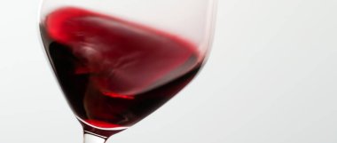 Şaraphane, tezahürat ve şarap yapma konsepti - Bir kadeh kırmızı şarap, lüks tatil tatma etkinliğinde içki dökme, kalite kontrol oenoloji veya birinci sınıf ziraat markası için sıvı hareket arka planı