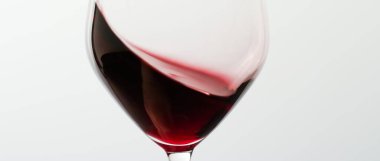 Şaraphane, tezahürat ve şarap yapma konsepti - Bir kadeh kırmızı şarap, lüks tatil tatma etkinliğinde içki dökme, kalite kontrol oenoloji veya birinci sınıf ziraat markası için sıvı hareket arka planı