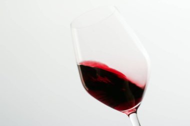 Şaraphane, tezahürat ve şarap yapma konsepti - Bir kadeh kırmızı şarap, lüks tatil tatma etkinliğinde içki dökme, kalite kontrol oenoloji veya birinci sınıf ziraat markası için sıvı hareket arka planı