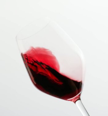 Şaraphane, tezahürat ve şarap yapma konsepti - Bir kadeh kırmızı şarap, lüks tatil tatma etkinliğinde içki dökme, kalite kontrol oenoloji veya birinci sınıf ziraat markası için sıvı hareket arka planı