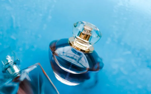 Perfumeria Kosmetyki Branding Koncepcja Butelka Perfum Pod Błękitną Wodą Zapach — Zdjęcie stockowe