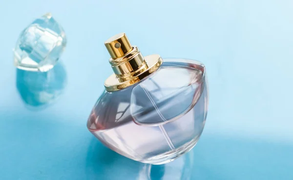 Perfumería Spa Concepto Marca Frasco Perfume Rosa Sobre Fondo Brillante — Foto de Stock
