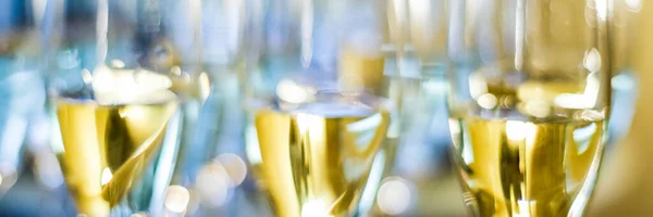 Bebidas Celebración Concepto Lujo Copas Champán Vino Espumoso Servido Una —  Fotos de Stock