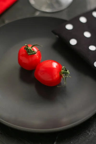 Tomates Rojos Plato Mesa Comedor Comida Bebidas Concepto Menú Como —  Fotos de Stock