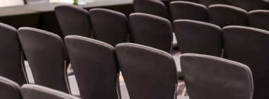 Bağış etkinliği için Prestige Hotel 'deki konferans salonunda başkanlar - arka plan pankartı ve lüks marka tasarımı olarak şirket, ofis ve iş konsepti