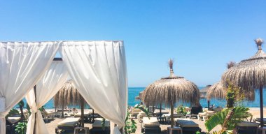 Kıyı, yaz ve tatil konsepti - Kumlu sahil kıyısındaki güneş yatakları, lüks Akdeniz tatil beldesi