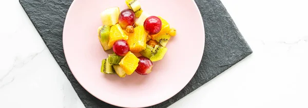 Yiyecek Içecek Diyet Konsepti Pembe Tabakta Taze Meyve Vegan Salatası — Stok fotoğraf