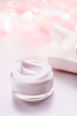 Kozmetik markalaşma, hediye ve spa konsepti - Tatil simleri arka planında yüz kremi nemlendirici kavanozu, nemlendirici cilt bakımı kaldırma olarak, lüks cilt bakımı için anti-yaş kozmetik ürünleri