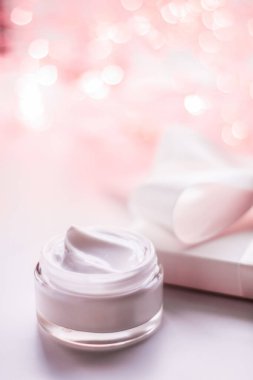 Kozmetik markalaşma, hediye ve spa konsepti - Tatil simleri arka planında yüz kremi nemlendirici kavanozu, nemlendirici cilt bakımı kaldırma olarak, lüks cilt bakımı için anti-yaş kozmetik ürünleri