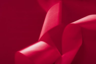 Markalaşma, tatiller ve lüks markalar konsepti - pembe arka planda soyut kıvrımlı ipek kurdele, tatil ürünleri tanıtımı için özel lüks marka tasarımı ve cazibeli sanat davetiyesi fon kartı