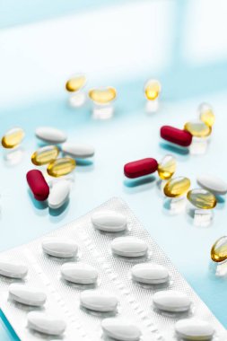 İlaç, markalaşma ve laboratuvar konsepti - diyet beslenme için haplar ve kapsüller, yaşlanmayı önleyen güzellik malzemeleri, probiyotik ilaçlar, ilaç ve sağlık ürünleri olarak hap vitaminleri, eczane marka arka plan