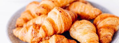 Hamur işleri, kurabiyeler ve kruvasanlar, hayır etkinliğinde sunulan tatlı tatlılar - yiyecek, içecek ve menü konsepti lüks marka tasarımı için tatil arka planı afişi olarak