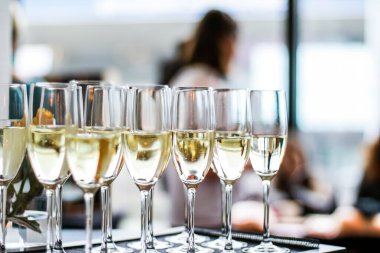 İçkiler, kutlama ve lüks konsept - hayır etkinliğinde bir tepside sunulan şampanya ve köpüklü şarap kadehleri