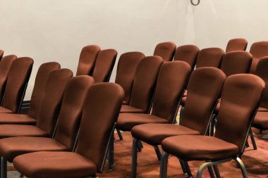 Bağış etkinliği için Prestige Hotel 'deki konferans salonunda başkanlar - arka plan pankartı ve lüks marka tasarımı olarak şirket, ofis ve iş konsepti