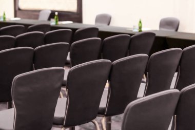 Bağış etkinliği için Prestige Hotel 'deki konferans salonunda başkanlar - arka plan pankartı ve lüks marka tasarımı olarak şirket, ofis ve iş konsepti