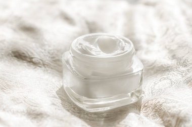 Cilt bakımı, güzellik ve kozmetik konsepti - yüz kremi nemlendiricisi kavanoz ve serum jeli şişesi, lüks cilt ürünleri