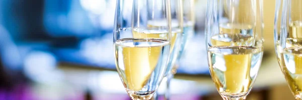 Çkiler Kutlama Lüks Konsept Hayır Etkinliğinde Bir Tepside Sunulan Şampanya — Stok fotoğraf