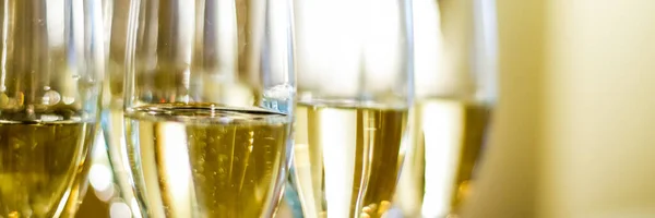 Bebidas Celebração Conceito Luxo Copos Champanhe Espumante Servidos Uma Bandeja — Fotografia de Stock