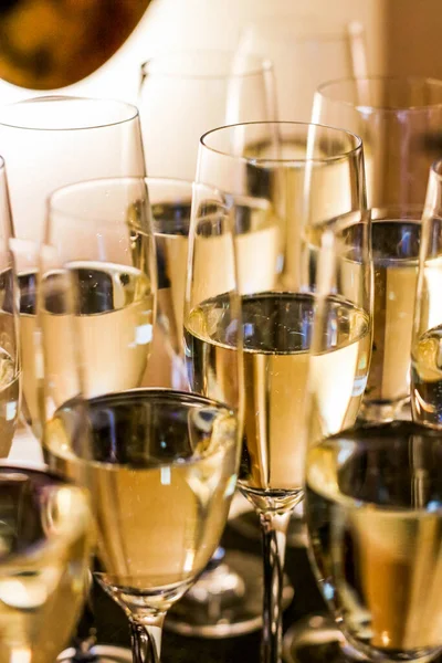 Getränke Feier Und Luxuskonzept Champagner Und Sekt Auf Tablett Bei — Stockfoto